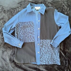 N Touch Button Down Blouse Women’s Size 6 Blue Black Animal Print Long Sleeve